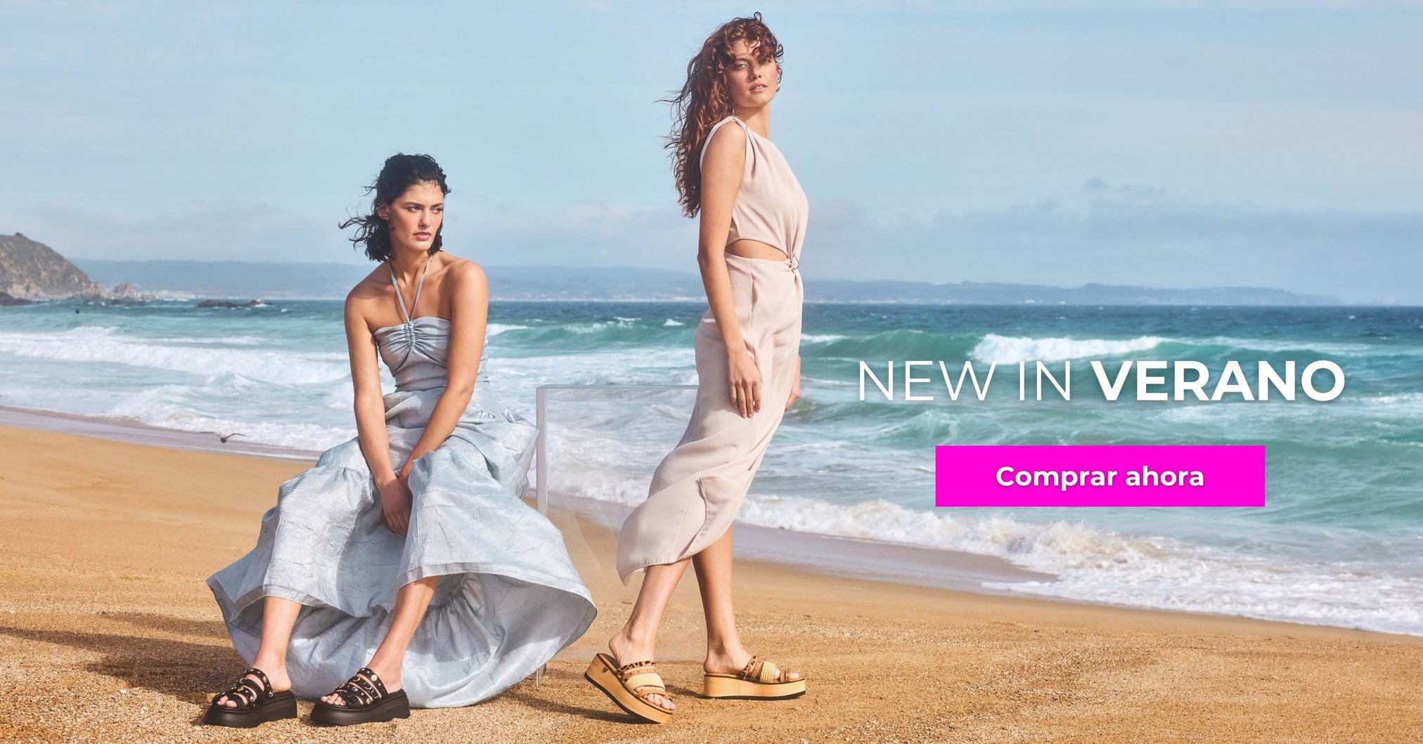 Mujeres con sandalias de la nueva colección Gotta Perú Verano 2026 posando en la playa frente al mar.