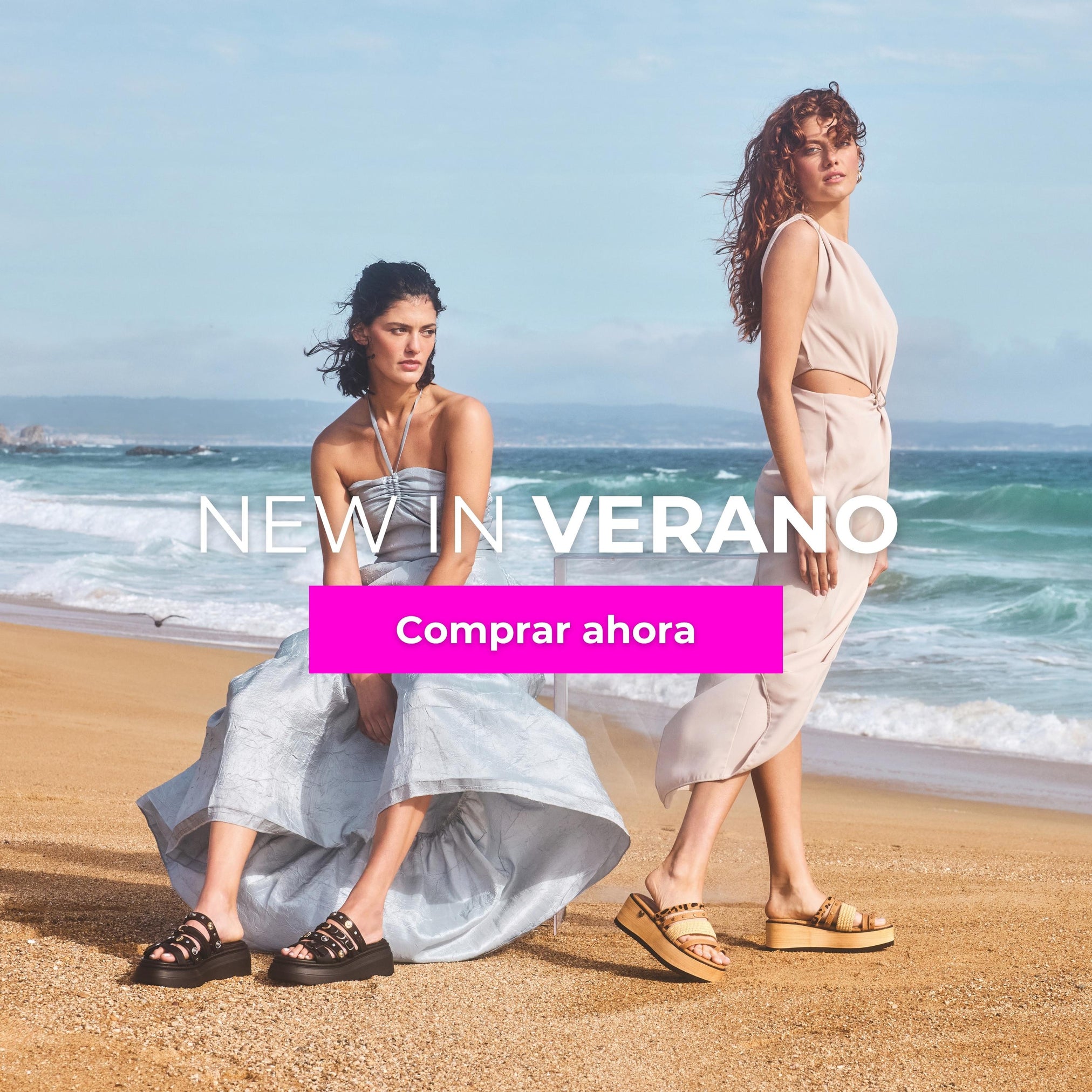 Mujeres con sandalias de la nueva colección Gotta Perú Verano 2026 posando en la playa frente al mar.