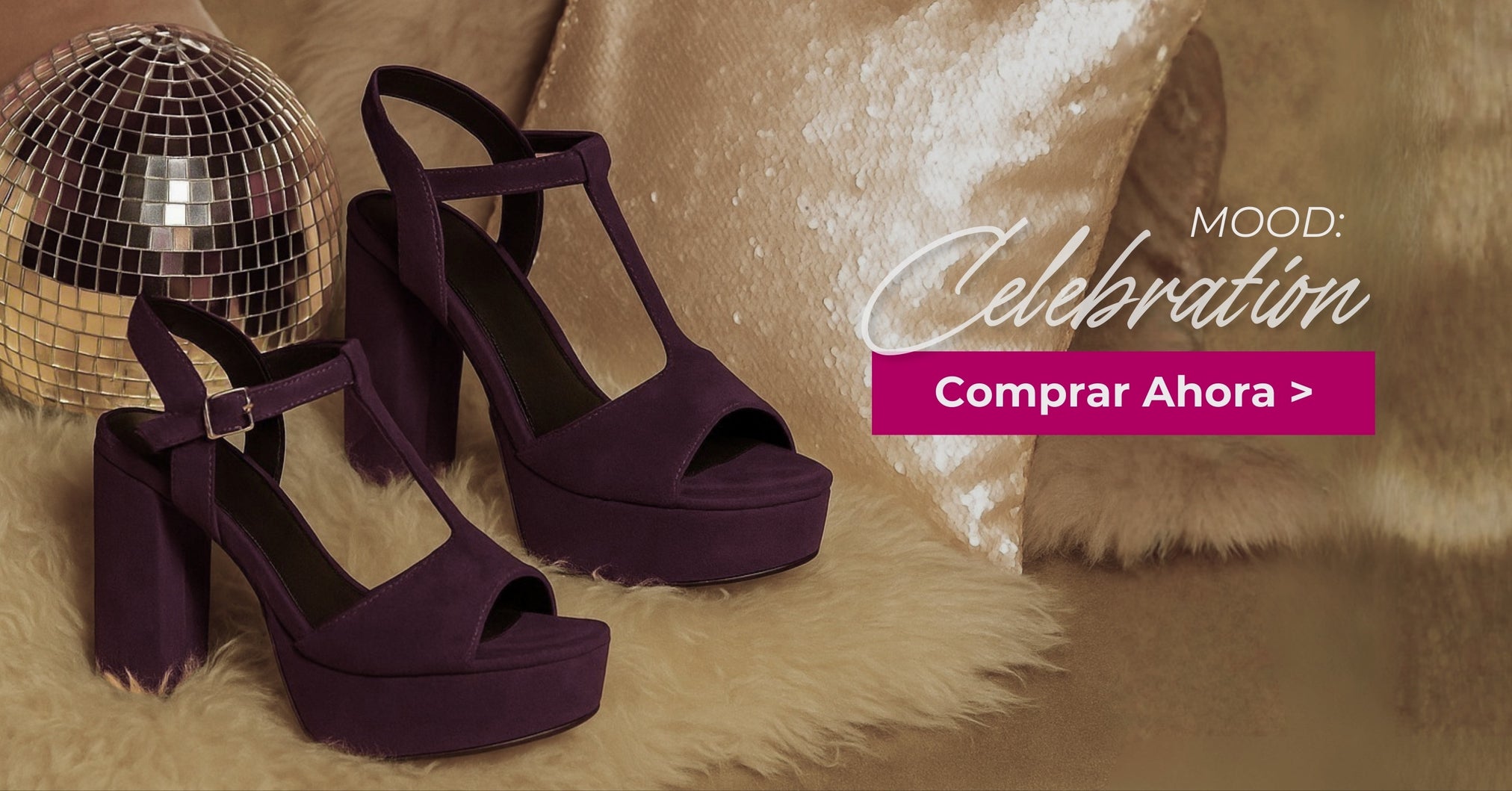 Sandalias burdeos de plataforma de Gotta Perú sobre alfombra peluda, acompañadas de una bola de disco, parte de la colección Fiesta de Fin de Año.