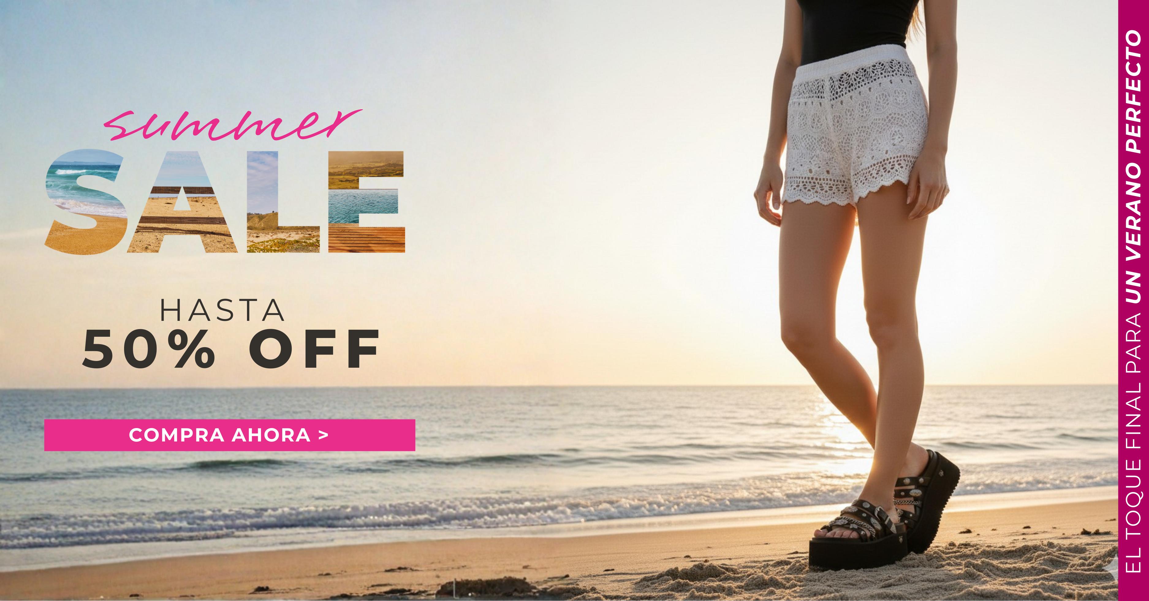 Mujer caminando por la playa con sandalias y shorts de verano durante Summer Sale con hasta 50% de descuento